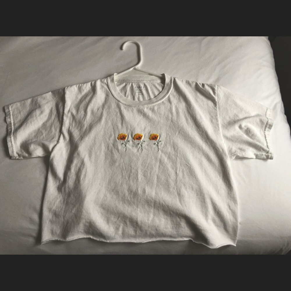 BRANDY MELVILLE cropped white tee w yellow flowers